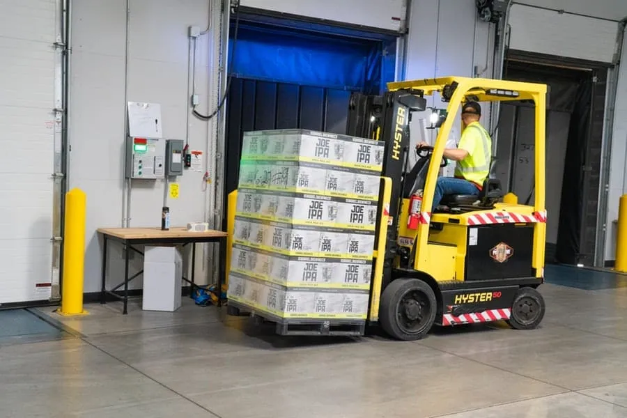 Abogados Especializados en Accidentes de Construcción 1 person driving forklift