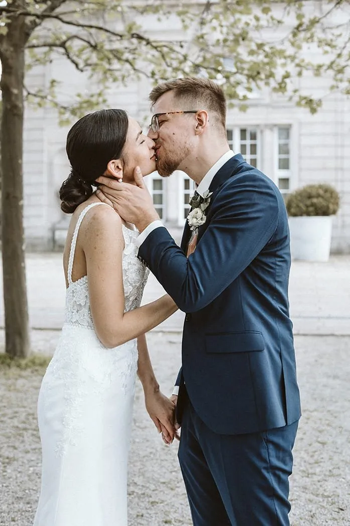 Bräutigam wird angezogen, Hochzeitsfotograf
