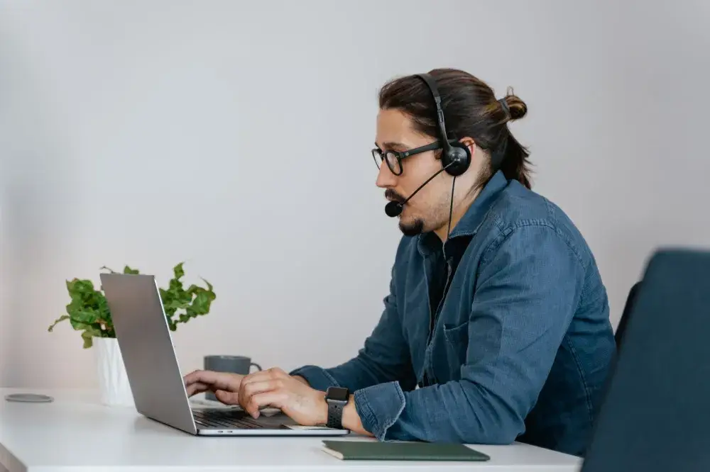 IT helpdesk engineer providing remote support for a Dubai office team