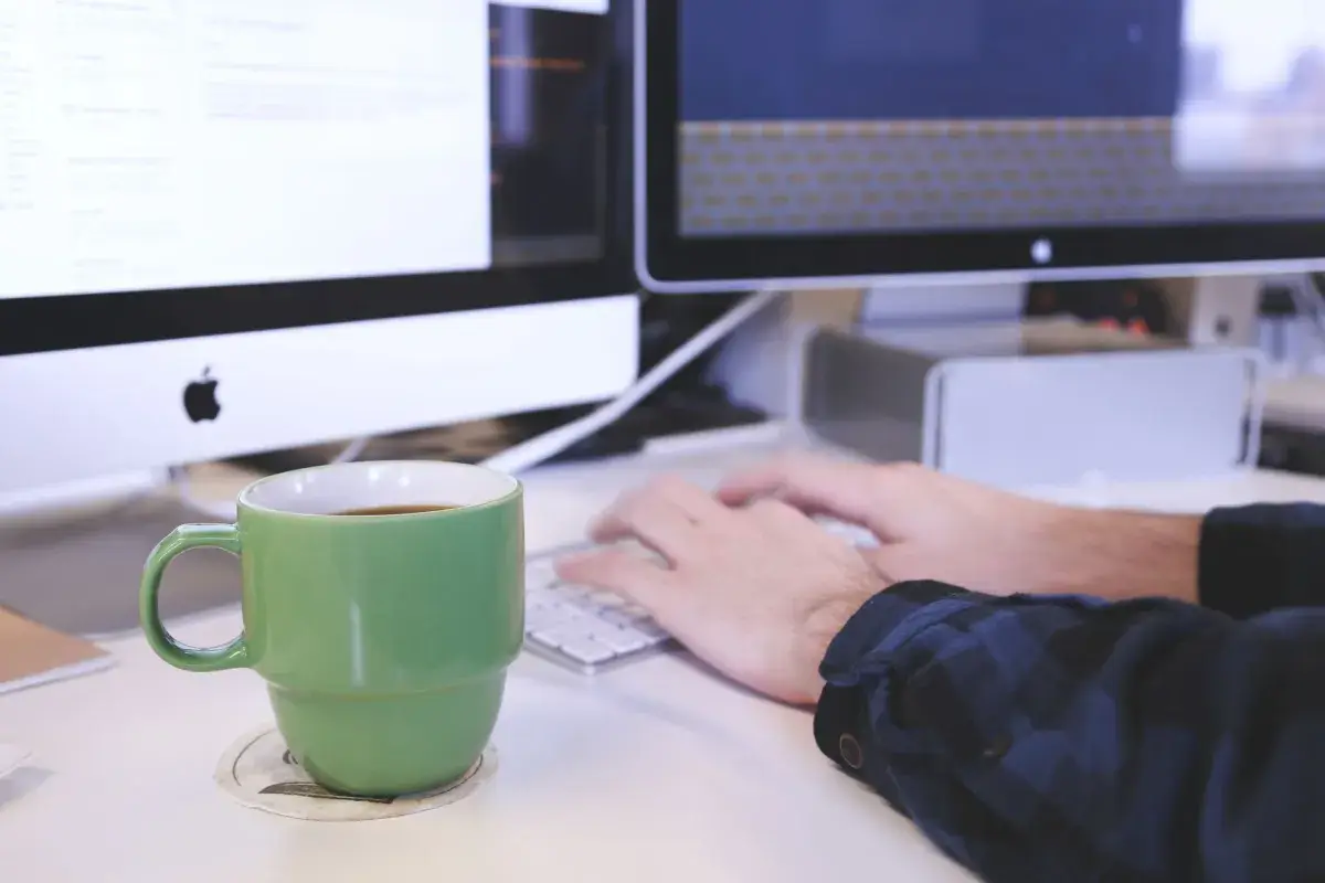 IT engineer configuring Microsoft 365 business email for a Dubai Investment Park office