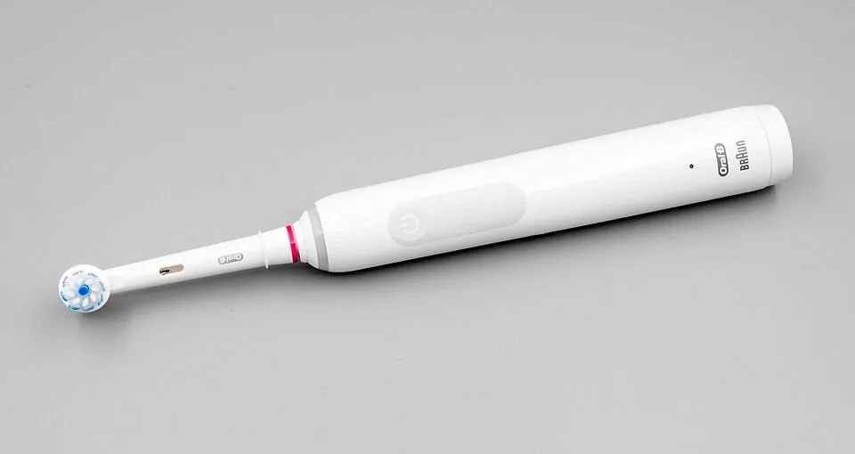 Electric toothbrush for gentle daily cleaning