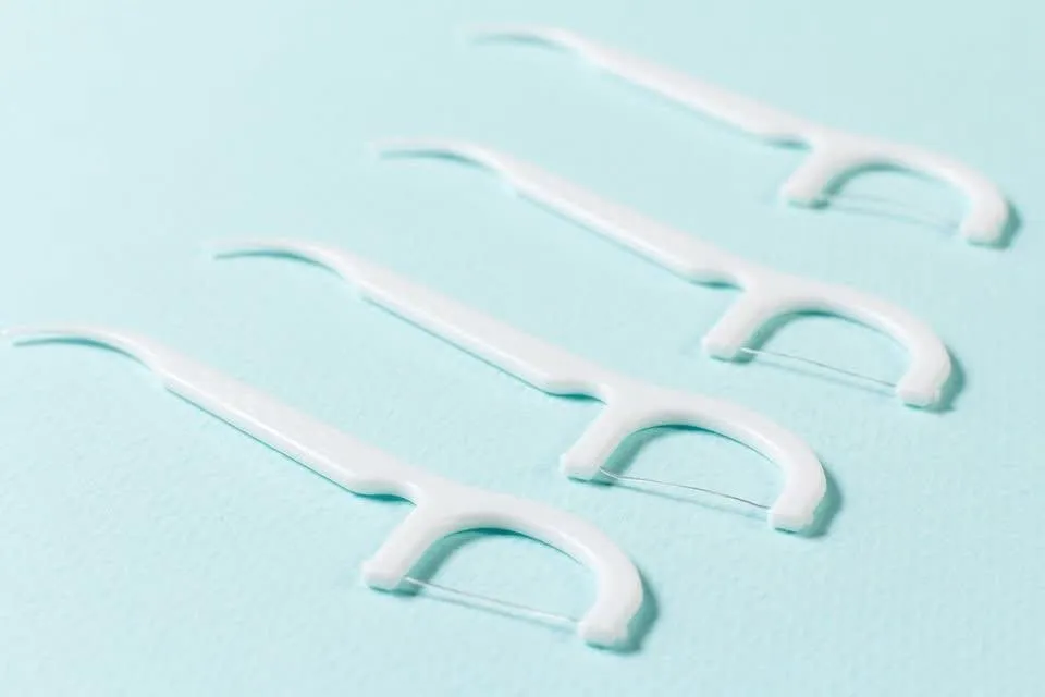 Disposable floss picks, which help remove trapped food that can make a tooth smell