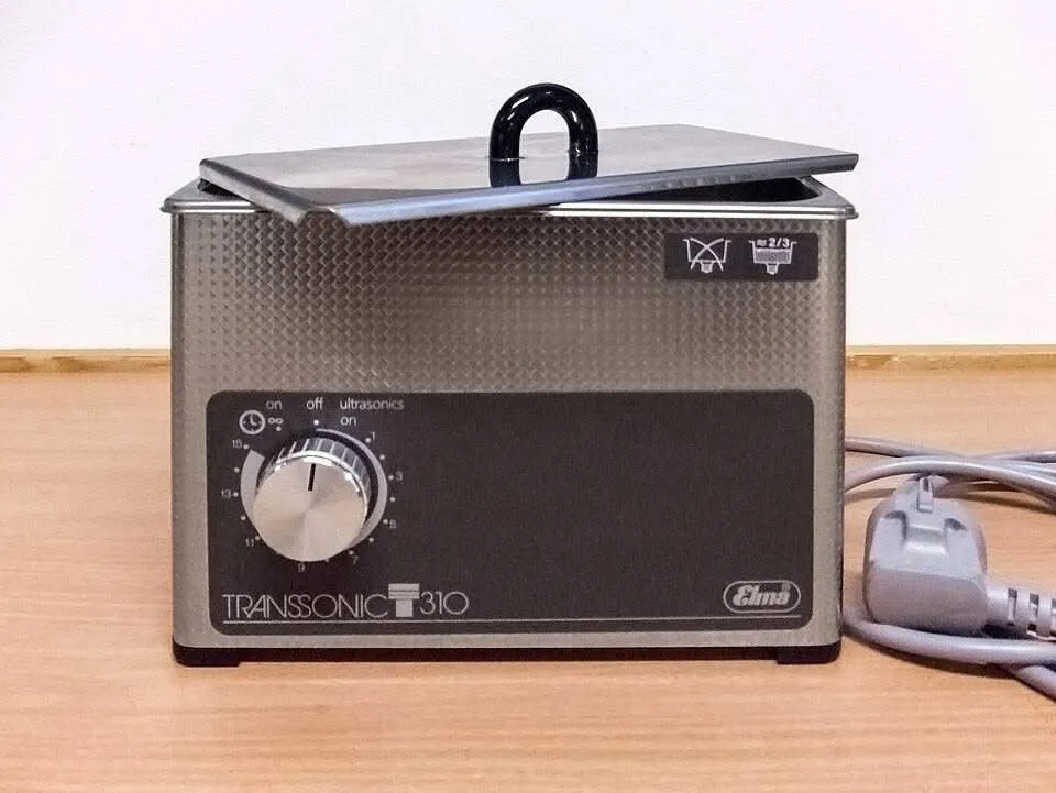 Countertop ultrasonic cleaner with a stainless steel tank