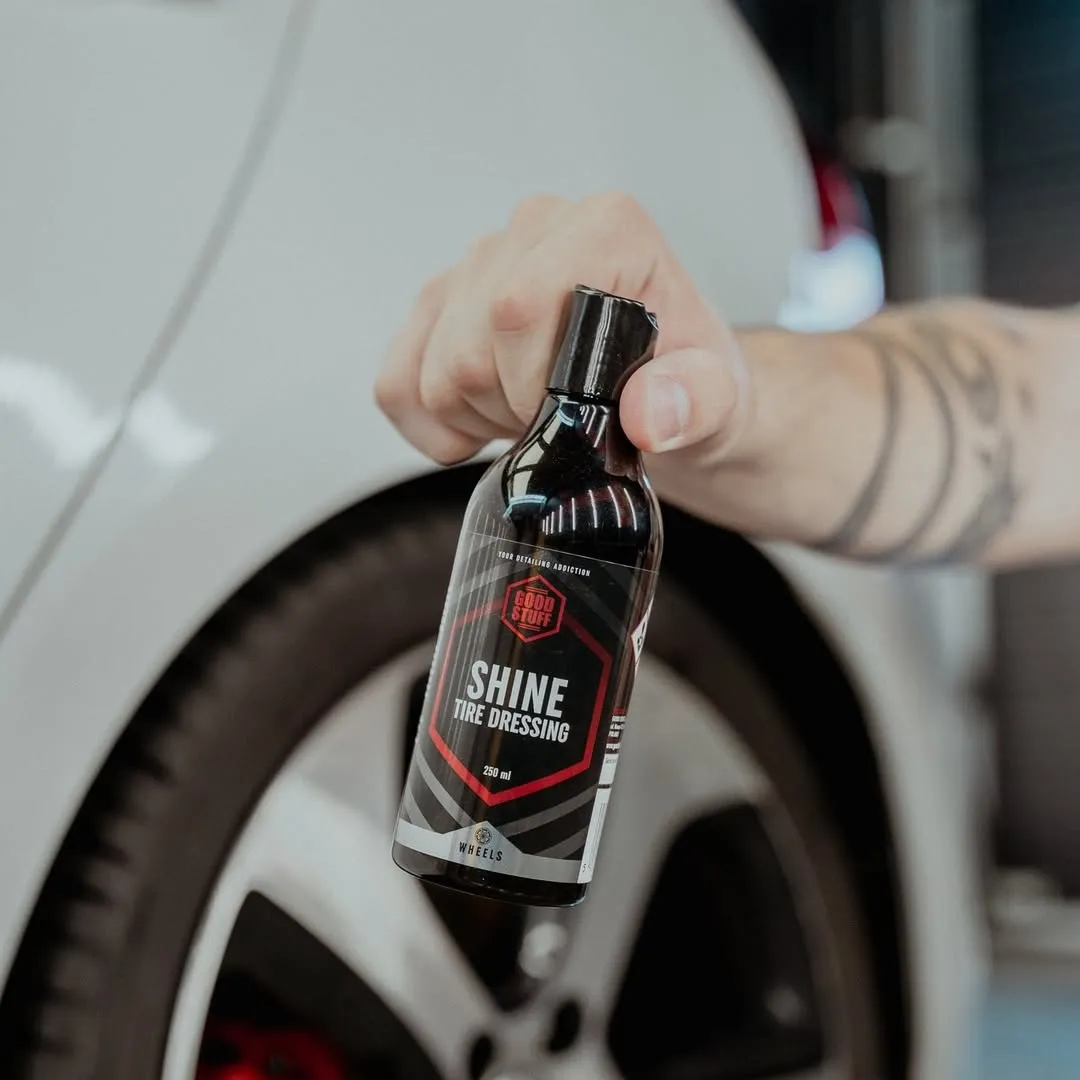 Tire Dressing SHINE junto a un neumático limpio