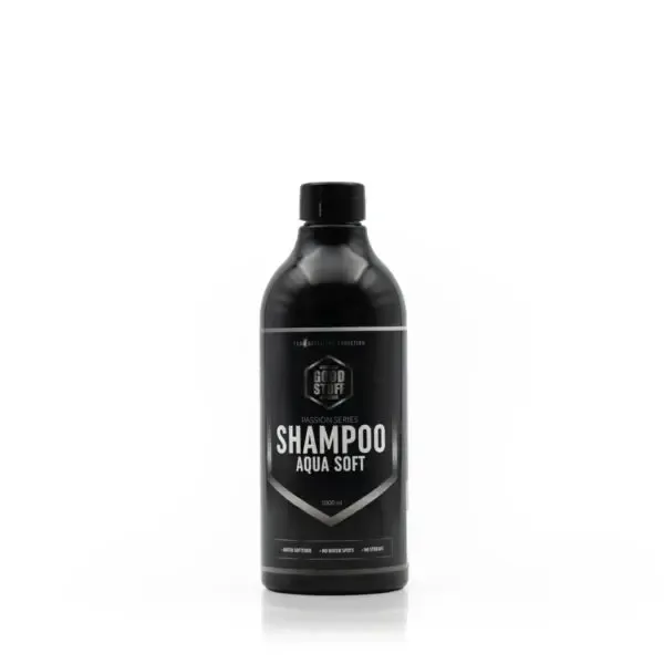 Czarna plastikowa butelka z napisem Shampoo Aqua Soft z linii Passion stoi pionowo na białym tle. Etykieta jest biało-szara z pogrubionym tekstem, prezentującym kosmetyki premium do detailingu i dodatkowe szczegóły produktu poniżej głównego tytułu.
