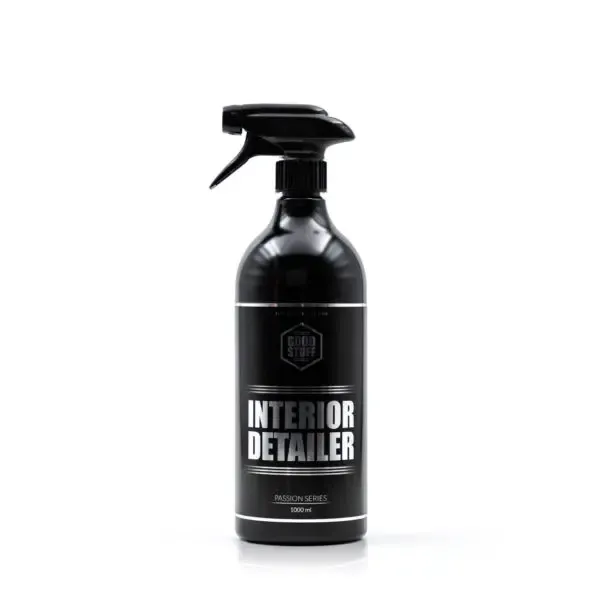 Czarna butelka ze sprayem z napisem Interior Detailer z serii Passion, przeznaczona do detailingu wnętrza i czyszczenia wnętrza auta, stoi pionowo na białym tle.