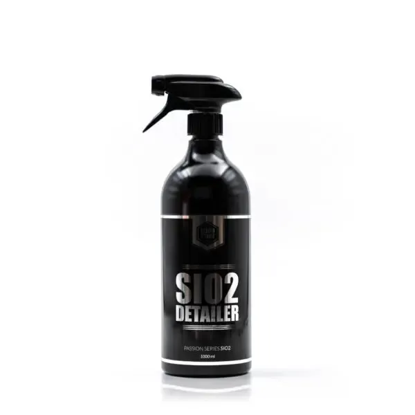 Czarna butelka z rozpylaczem SiO2 Detailer z linii Passion, przeznaczona do auto detailingu i pielęgnacji samochodów, wyposażona jest w dyszę spustową i znajduje się na białym tle.
