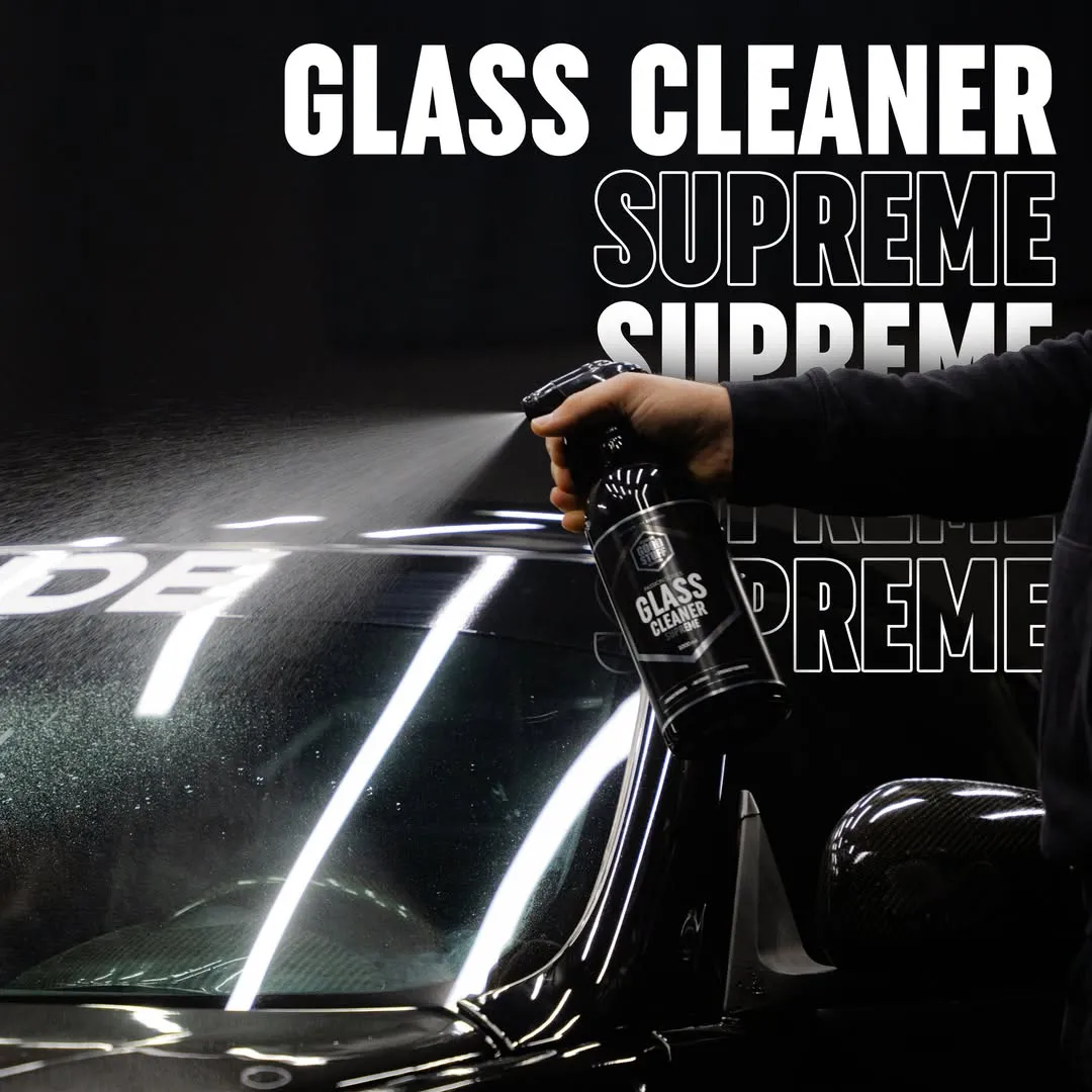Anwendung von Glass Cleaner SUPREME auf einer Autoscheibe