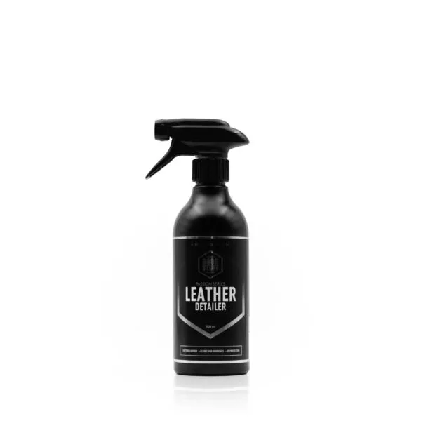 Czarna butelka z etykietą Leather Detailer stoi pionowo na białym tle. Idealna do pielęgnacji skóry, etykieta zawiera biały tekst i geometryczne elementy projektu.