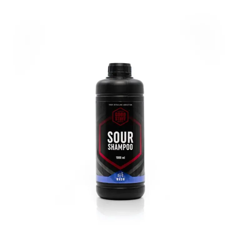 Eine schwarze Plastikflasche Good Stuff Lackschutz Sour Shampoo, 1000 ml, mit rotem und blauem Etikett, ist vor einem schlichten weißen Hintergrund abgebildet.