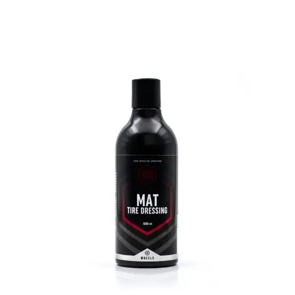 Una botella negra con la etiqueta Mat Tire Dressing de 1000 ml de capacidad, diseñada para las ruedas de los coches, en posición vertical sobre fondo blanco.