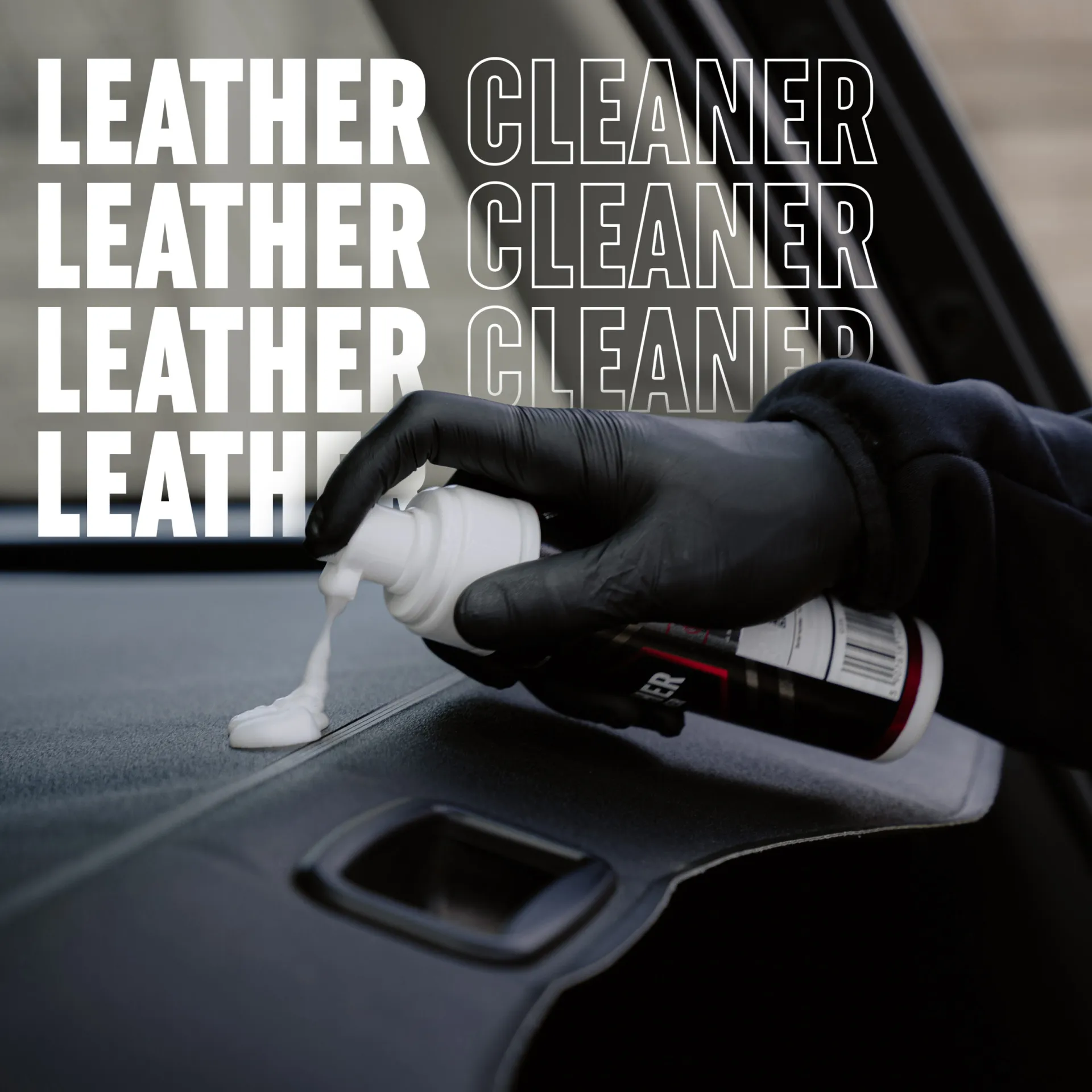 Aplicación de la espuma Good Stuff Leather Cleaner en el interior del coche