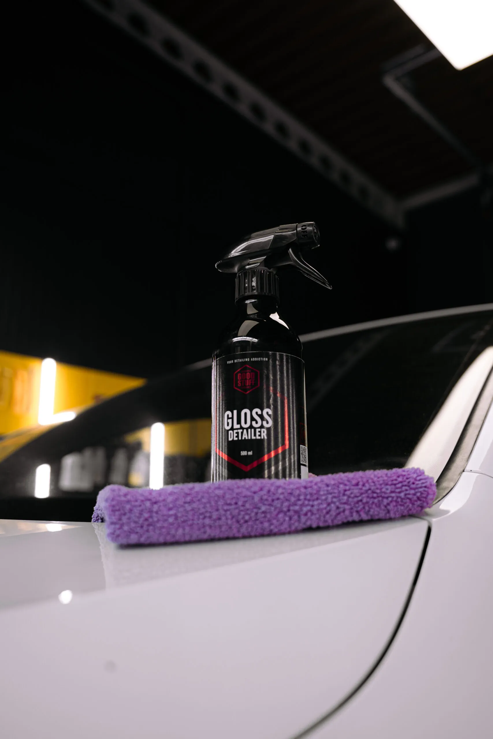 Aplikacja Gloss Detailer na czystym lakierze samochodowym
