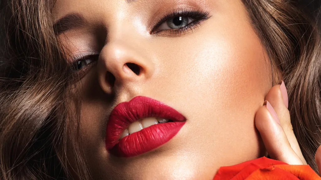 a beautiful woman - How to Apply Vinyl Lipsticks