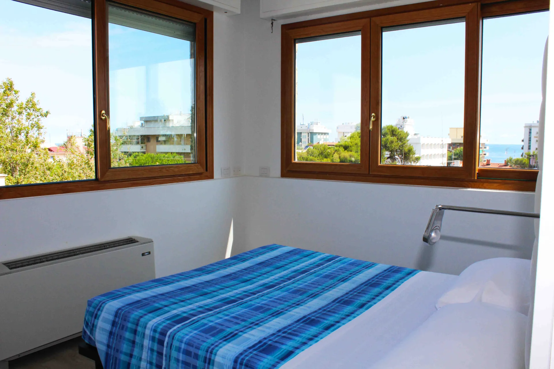Chambre double d'angle avec vue sur la mer