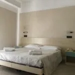 Schlafzimmer mit Doppelbett