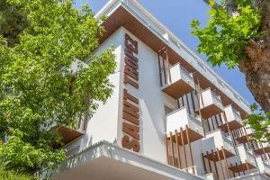 H&ocirc;tel Saint Tropez Riccione nouvelle fa&ccedil;ade en d&eacute;tail