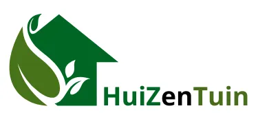 Een groene huisvorm versmelt met een bladontwerp aan de linkerkant. Rechts verschijnen de woorden HuiZenTuin; Hui in het groen, Zen in het zwart en Tuin in een donkerder groene tint. Het logo suggereert een verbinding tussen huizen, natuur en rust.