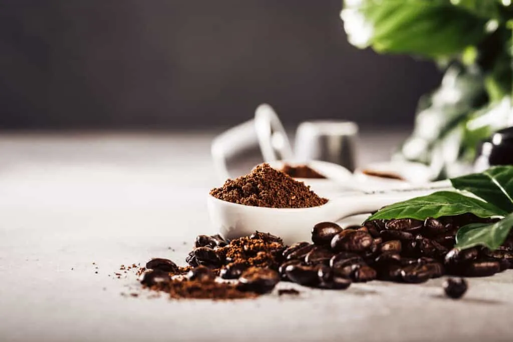 Hoeveel koffiedik bij planten?
