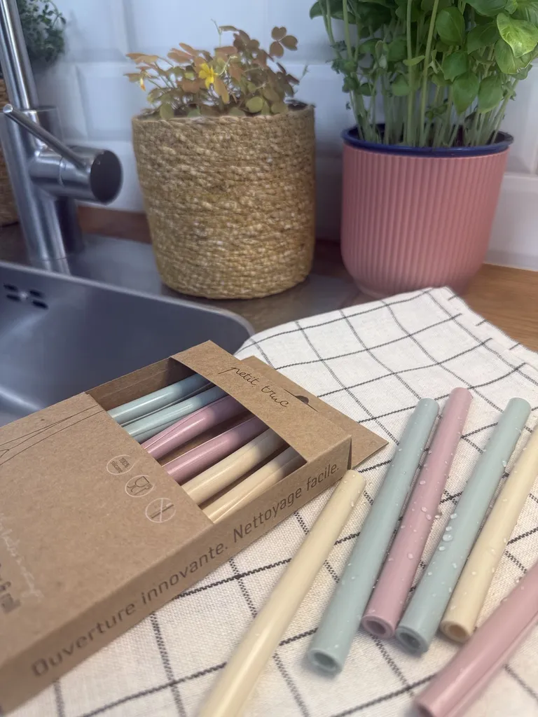 Flex & Roll silicone straws in their box