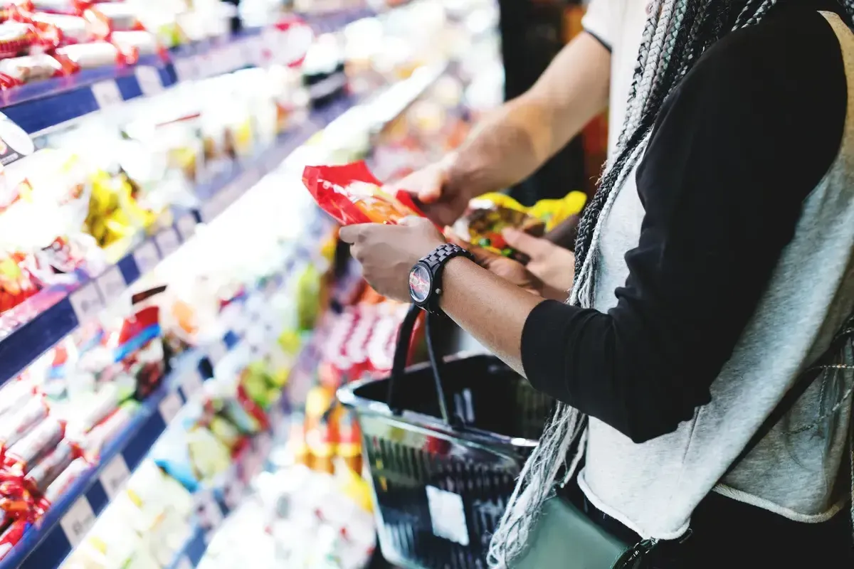 a-couple-shopping-for-food
