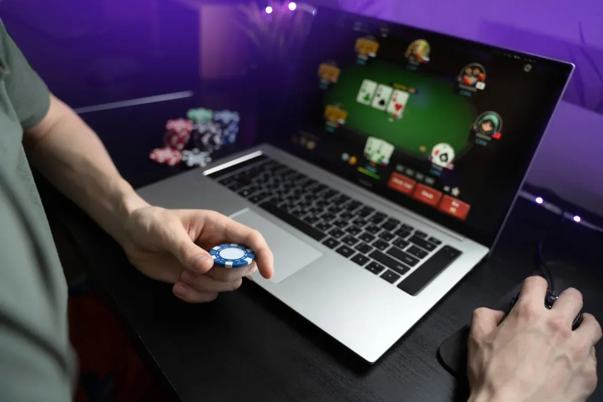 online-poker-game-on-laptop-compute