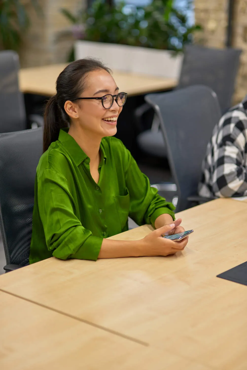 Femme heureuse en conférence