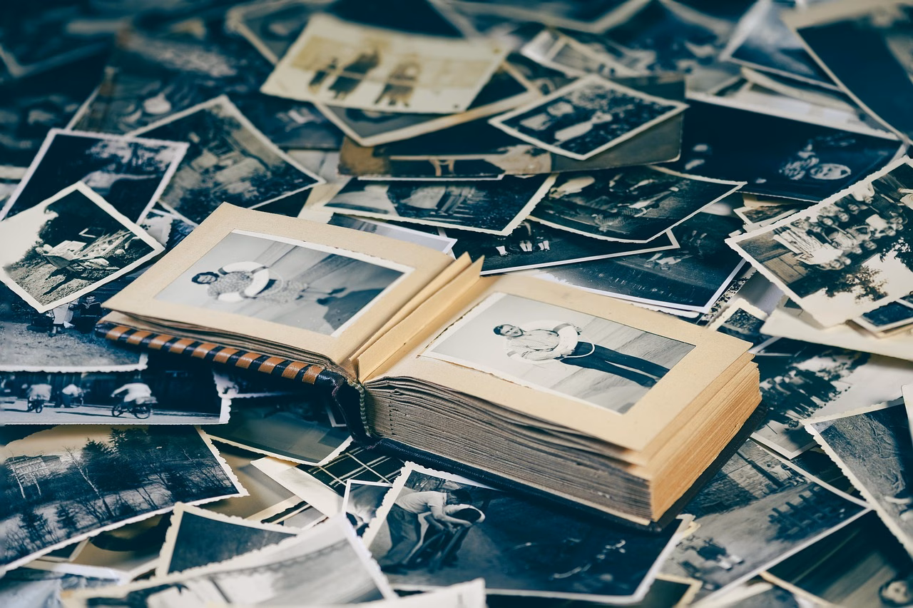 guests posing at an open air photo booth en us featured image d4a7fa Santa Ana Photo Booth Rentals: Everything You Need to Know for Your Next Big Event Santa Ana Photo Booth Rentals: Everything You Need to Know for Your Next Big Event