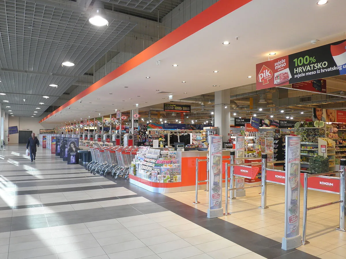 (c) Wikipedia, https://en.wikipedia.org/wiki/Konzum#/media/File:Konzum_Super.JPG, Macic7, CC BY-SA 3.0
