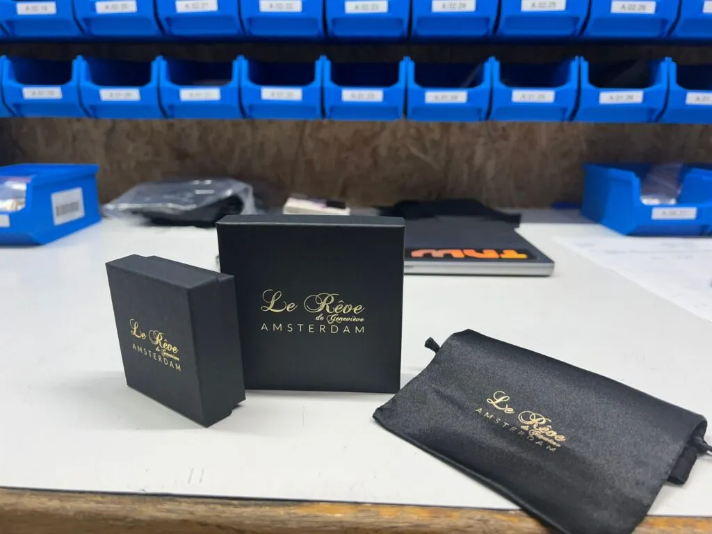 Verpakkingen van Le Rêve Amsterdam op werktafel.
