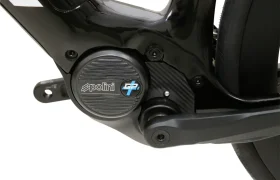 Primer plano de un motor para bicicleta eléctrica Polini E-P3 montado en un cuadro de bicicleta negro, en el que se aprecian los tornillos y parte del brazo de la biela.