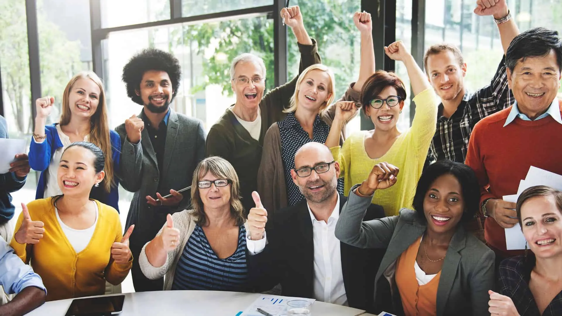 HR Praktijk Werken in diverse, multiculturele teams Vivian Acquah Diverse group of people celebrating together in an office