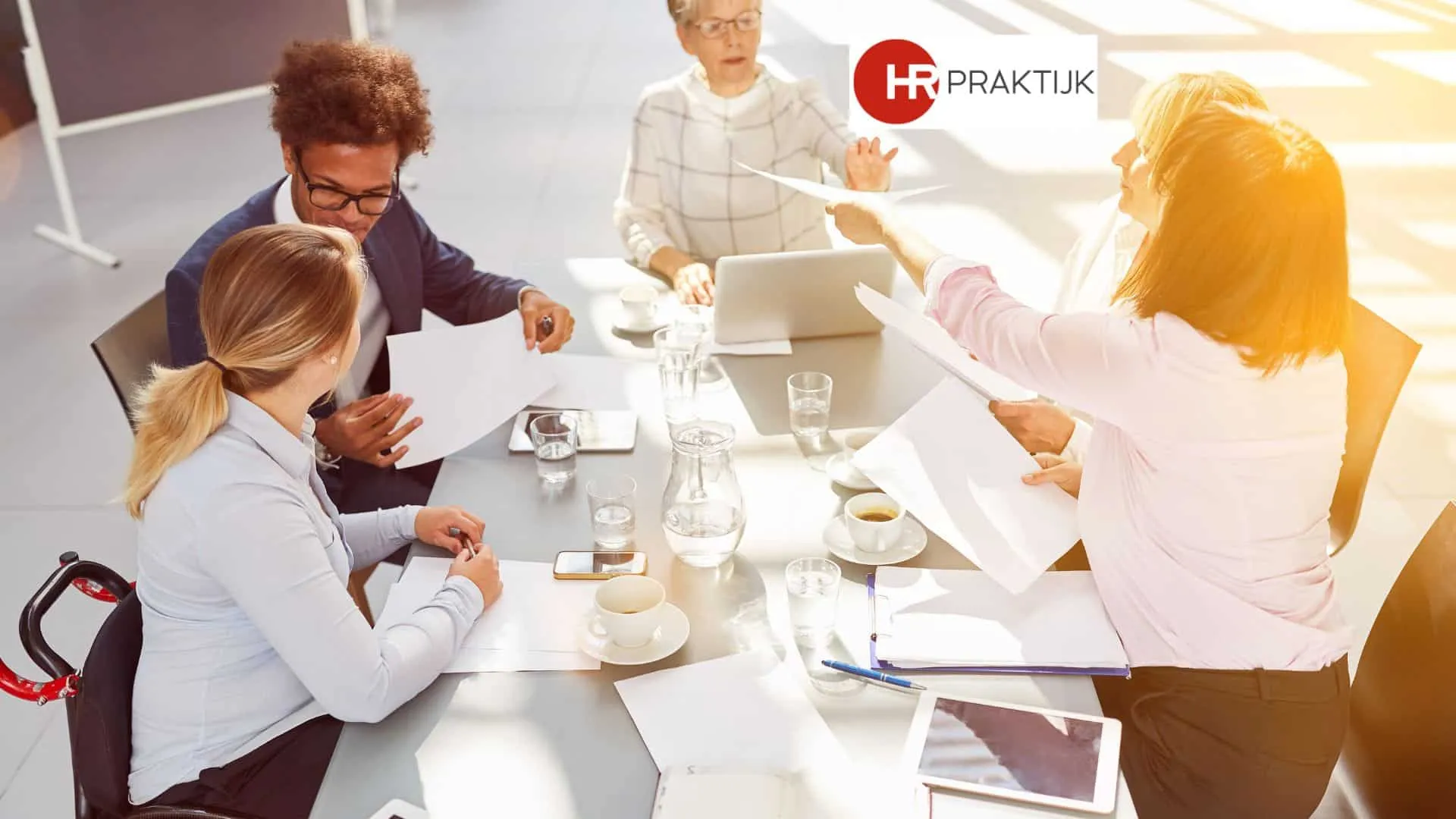 Inclusieve gesprekken HR Praktijk D en I Vivian Acquah diverse team in a meeting at a bright office table