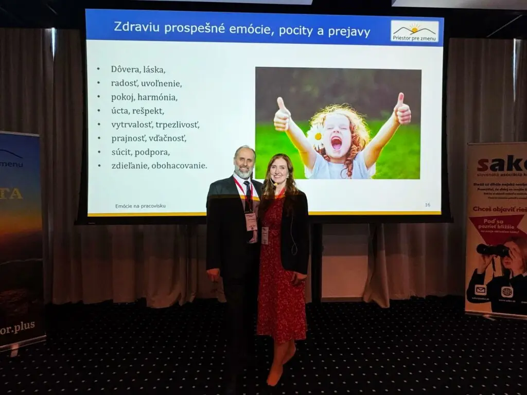 Rok 2025 patril vzdelávaniu jednotlivcov a v tímoch na základných a stredných školách a tiež vo firmách, ktoré prejavili záujem o témy emočnej gramotnosti, emócií na pracovisku, riešenia konfliktov a sporov.