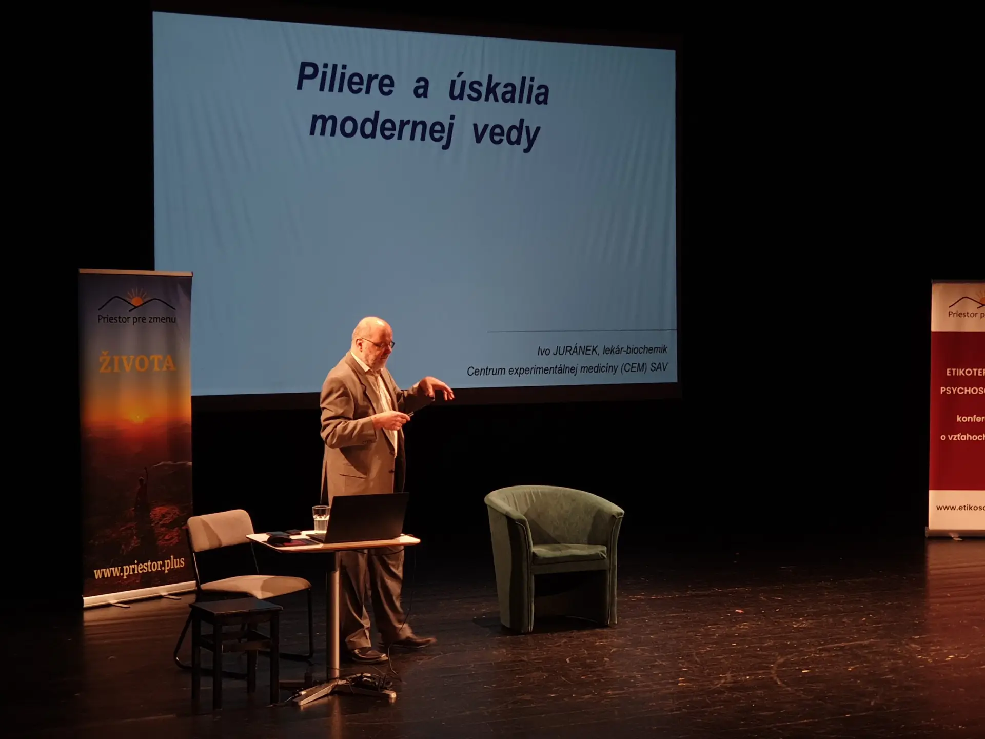 Prednáška Dr. Juránka voľne nadväzuje na príspevok „Čo v skutočnosti znamená ‚Vedci zistili…'“ z konferencie Etikofórum-2025 a ponúka pohľad na súčasnú akademickú vedu z hľadiska jej prínosov, rizík a očakávaní spoločnosti. Veda je poháňaná nevedomosťou a orientovaná pochybnosťami; ak sa pochybnosti vytrácajú, veda sa môže zmeniť na dogmu a vedci na „neomylné autority“. Dejiny ukazujú, že vedecké poznatky môžu byť nielen omylné, ale aj zneužívané, pričom nekritická spoločenská dôvera predstavuje nebezpečné smerovanie.
