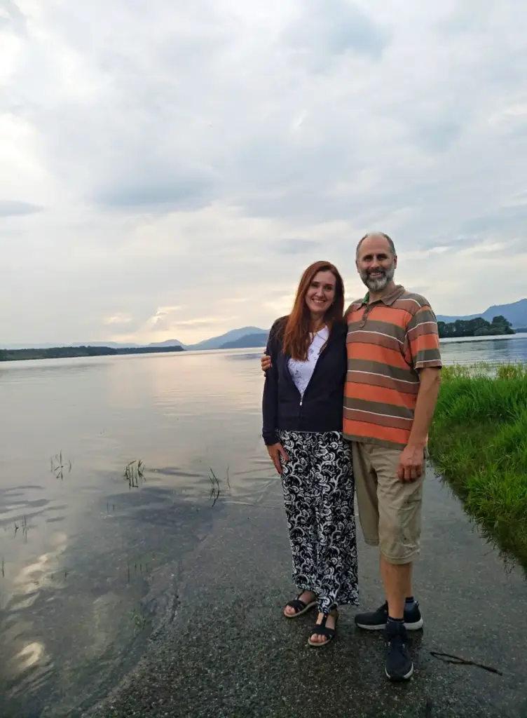 Niektoré veci sa učíme v škole, iné od rodičov. A potom sú také, ktoré sa učíme celý život — cez vlastné bolesti, vzťahy, sklamania aj návraty k sebe. Odpúšťanie a prijatie patria medzi ne. Sú to starobylé ľudské zručnosti. Nie ako rýchle rozhodnutie, že „už je to v poriadku“, ale ako vnútorný proces, v ktorom sa učíme prestať bojovať s tým, čo sa stalo — a zároveň prestať niesť to, čo nás zvnútra ťaží.