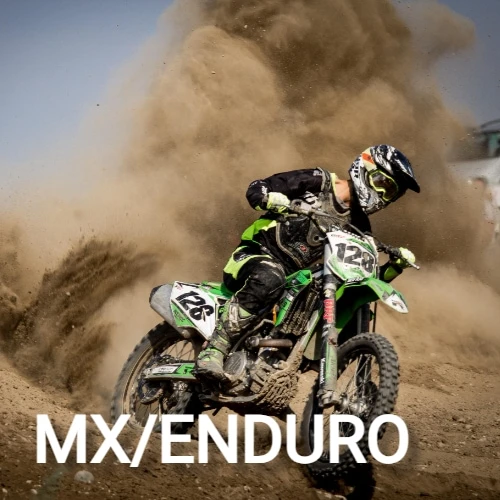 mx enduro Deportista de motocross sobre la moto con una rodillera Donjoy Armor