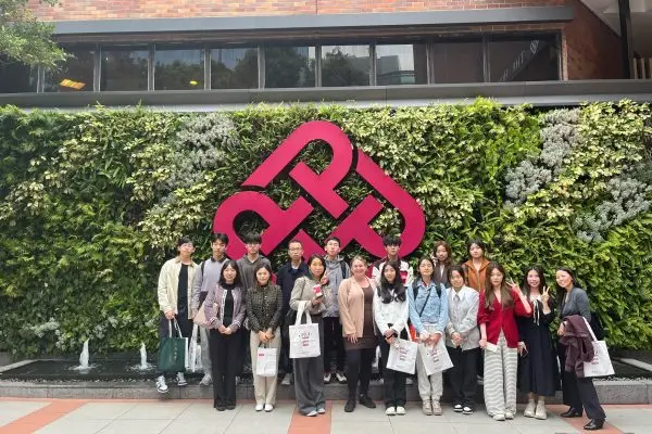 8f8dab367635110a6bc7a3eb399aa1aa Rosedale Global High School students exploring a Hong Kong university campus