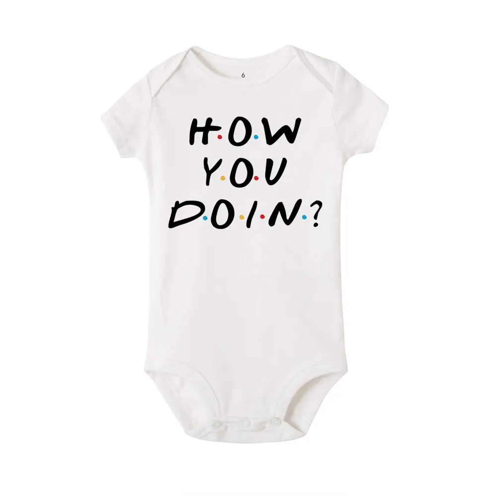 ⁦בגד גוף לתינוקות עם הדפס - "How You Doin"⁩ – תמונה ⁦2⁩