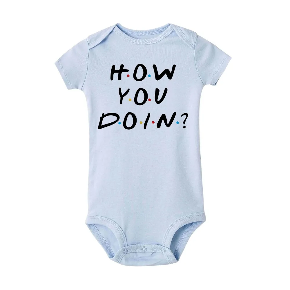 ⁦בגד גוף לתינוקות עם הדפס - "How You Doin"⁩ – תמונה ⁦4⁩