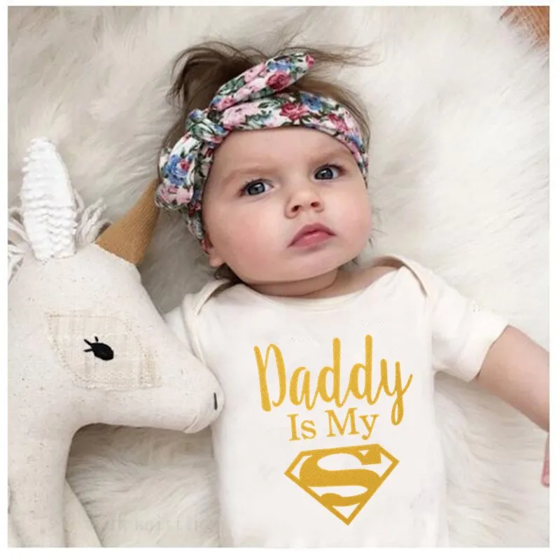 ⁦בגד גוף לתינוקות עם הדפס – Daddy Is My Hero⁩ – תמונה ⁦3⁩