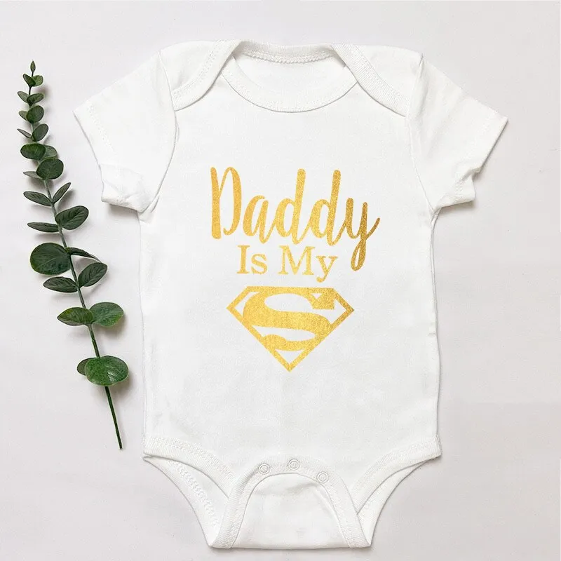 ⁦בגד גוף לתינוקות עם הדפס – Daddy Is My Hero⁩ – תמונה ⁦4⁩