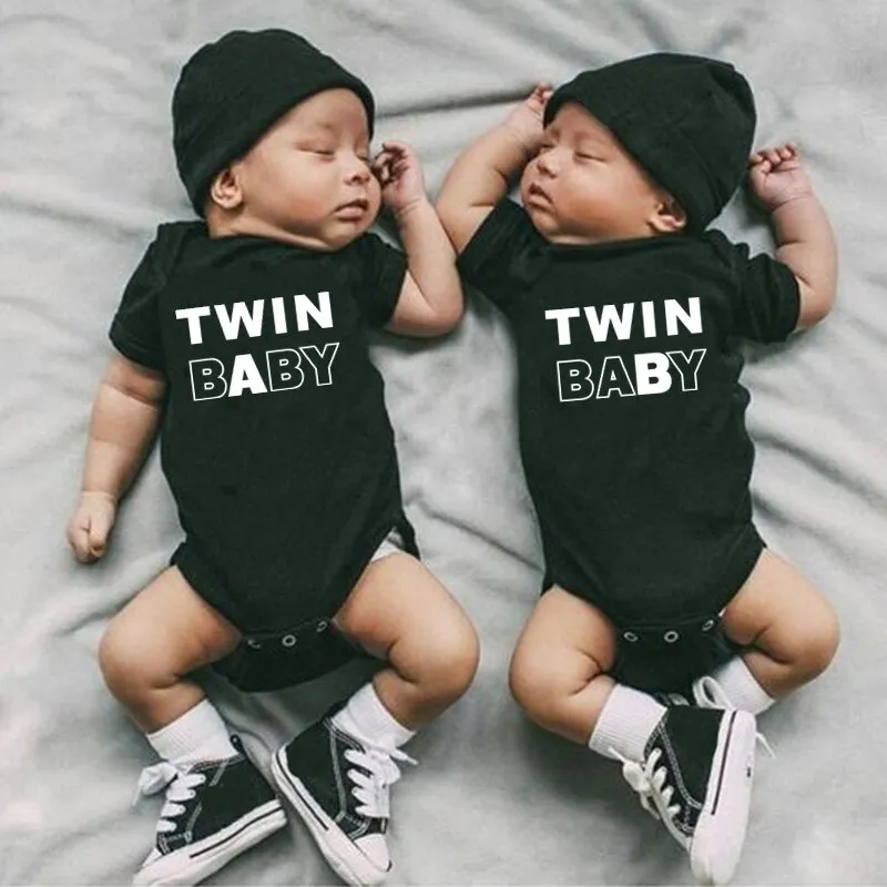 ⁦בגד גוף לתינוקות תאומים עם הדפס - Twin Baby⁩ – תמונה ⁦2⁩
