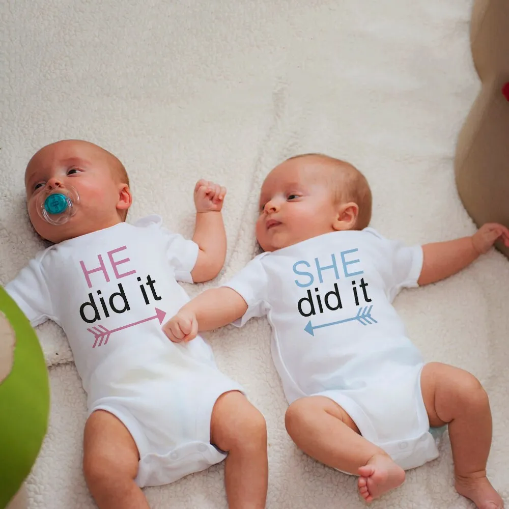 בגדי גוף לתאומים לבנים ולבנות עם הדפס - He/She Did It
