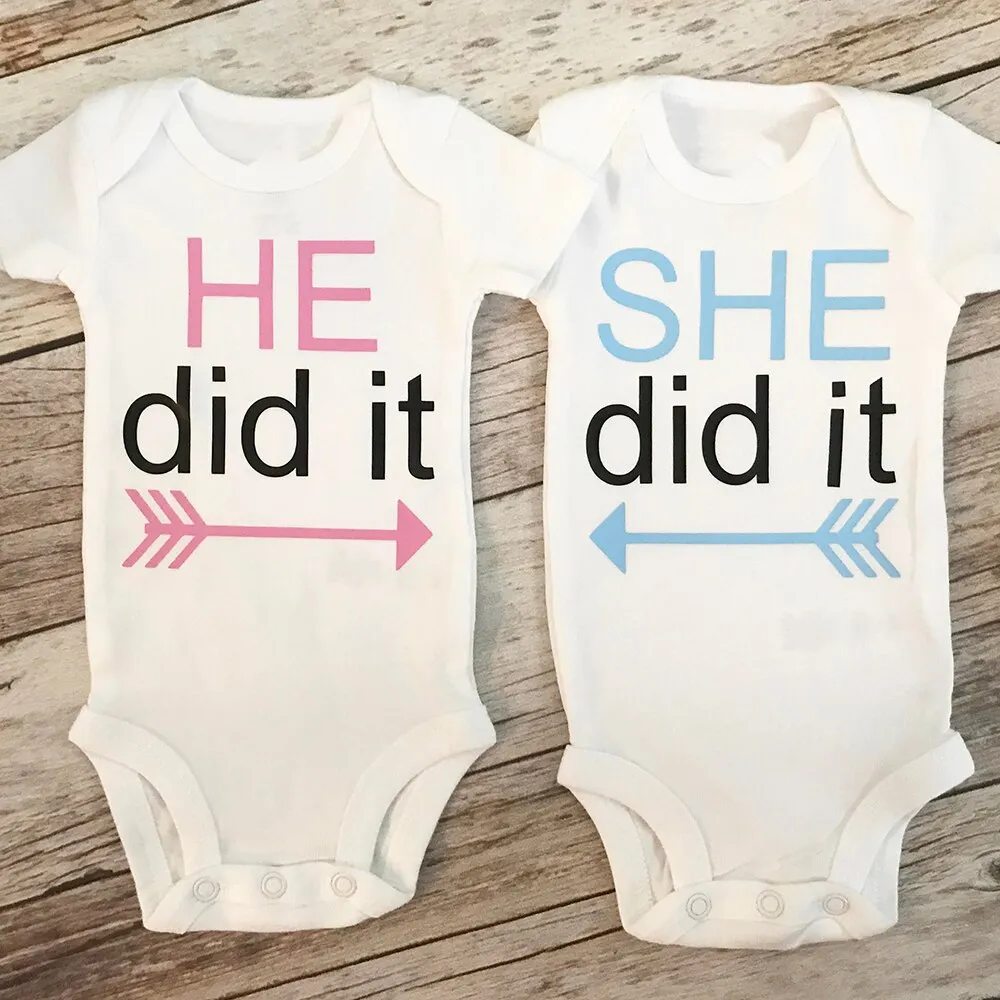 ⁦בגדי גוף לתאומים לבנים ולבנות עם הדפס - He/She Did It⁩ – תמונה ⁦3⁩