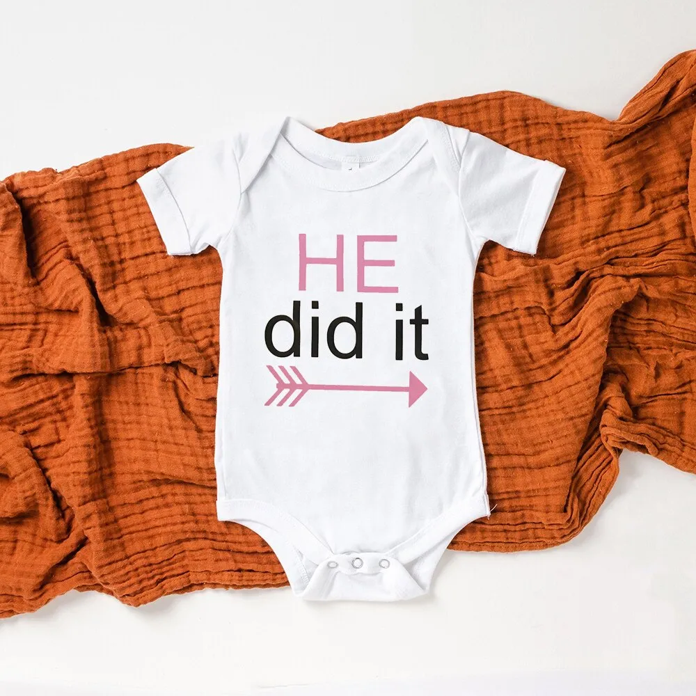 ⁦בגדי גוף לתאומים לבנים ולבנות עם הדפס - He/She Did It⁩ – תמונה ⁦4⁩