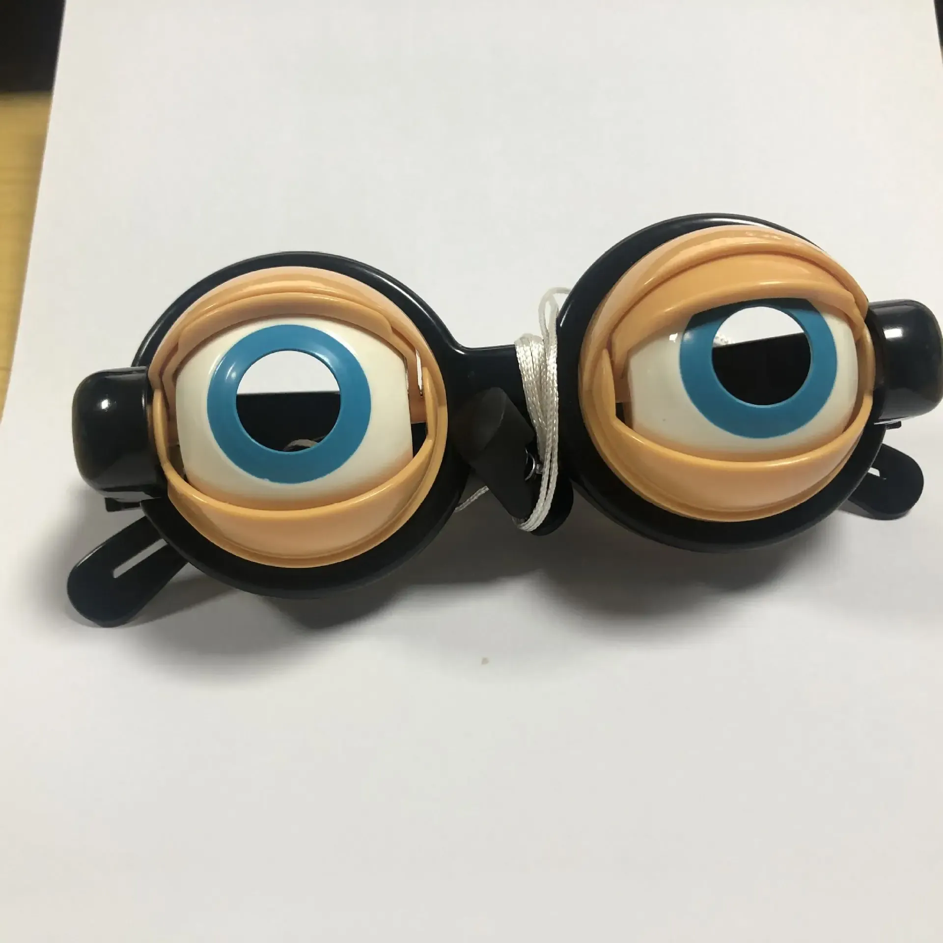 ⁦משקפיים עם עיניים מצחיקות נפתחות ונסגרות במשיכת חוט⁩ – תמונה ⁦3⁩