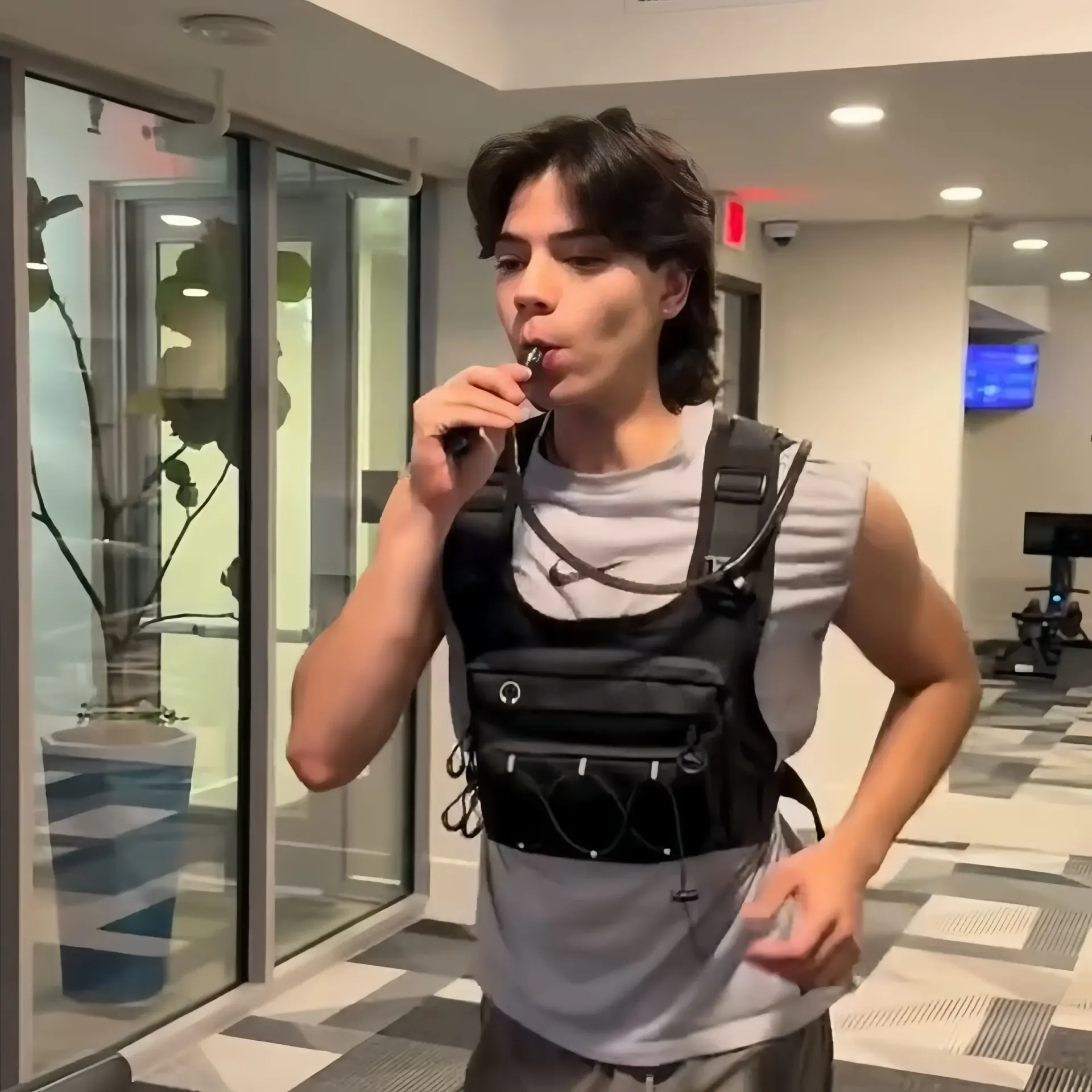 וסט טקטי עם שלוקר 2 ליטר מבד אוקספורד עמיד לשטח – תמונה 2