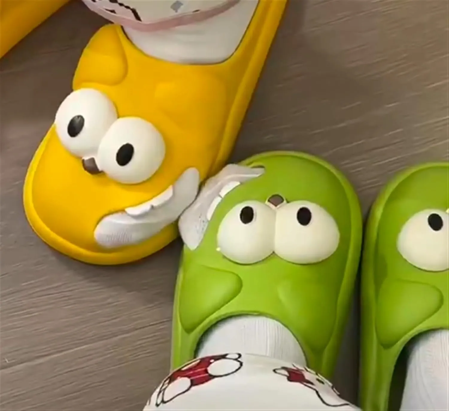 נעלי בית עם עיניים וחור אוורור לאצבעות – נוחות ייחודית