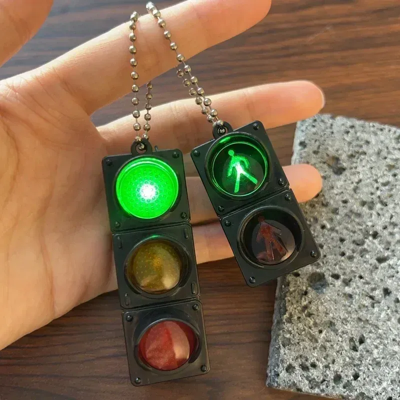 ⁦מחזיק מפתחות רמזור LED עם אורות צבעוניות - גאדג'ט ייחודי⁩ – תמונה ⁦2⁩